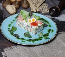 Салат Оливье со слабосоленой семгой и креветками