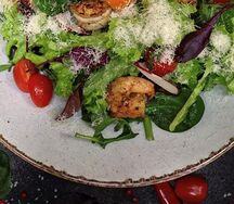 Салат креветками, авокадо, руколой и апельсинами