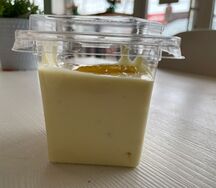 Сметанный десерт с манго
