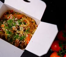 Лапша удон с курицей и овощами