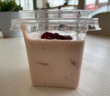 Сметанный десерт со смородиной