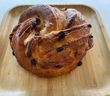 Булочка с изюмом
