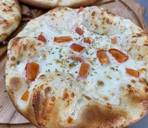 Мини пицца с томатами и сыром
