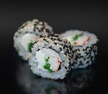 Ролл с чукой и крабом в кунжуте