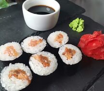 Маки с лососем