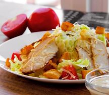 Салат Цезарь с курицей