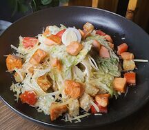 Салат Цезарь с лососем