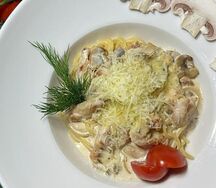 Спагетти с курицей и грибами в сливочном соусе