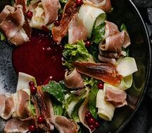 Салат с вяленой уткой и вяленой хурмой в арахисовой заправке