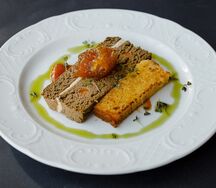 Паштет из печени теленка с бриошь и кремом из кураги