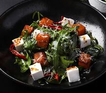 Салат с печеной тыквой, сыром фета и рукколой 