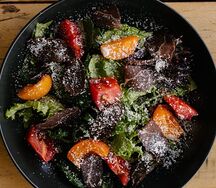 Салат с вяленой говядиной и сезонной ягодой