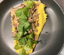 Говяжья вырезка с грибами в сливках, кунжутном соусе с пюре из тыквы