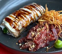 Выдержанная говядина в кунжутом соусе с баклажаном и грецким орехом