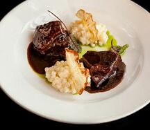 Говяжьи щеки с соусом из рябины и ризотто из сельдерея