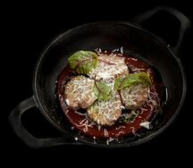 Бычьи яйца с вареньем из томатов и овечьим сыром