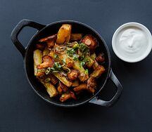 Жареный картофель с луком, грибами и копченой сметаной