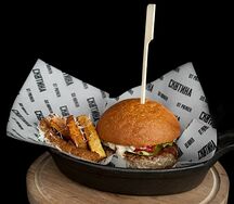 Бургер с бараниной, томатным острым соусом и домашним майонезом