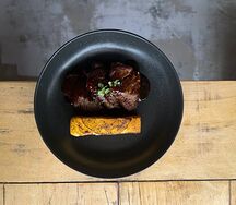 Медальоны из вырезки в мясном соусе и лечо