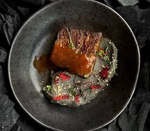 Мясной гратен с угольным пюре из сельдерея