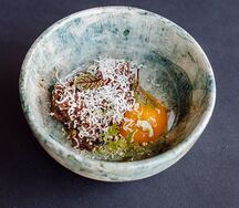 Тартар из баранины с овечьим сыром и гелем из желтка 