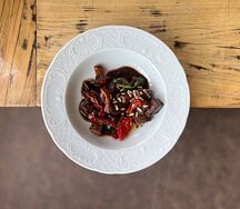 Говяжий язык в перечной карамели с грибами