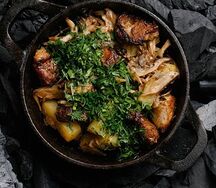 Жареная свинина с грибами, картофелем и луком