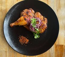 Пол цыпленка на гриле с луком и кинзой