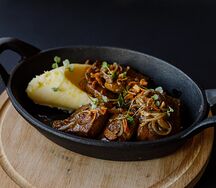 Печень теленка с двумя видами лука и пюре из картофеля