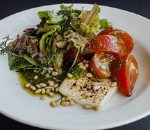 Жареная брынза с розовыми томатами и песто из щавеля