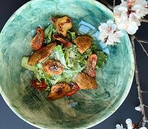 Микс салатов с куриной грудкой и соусом из черноморской хамсы