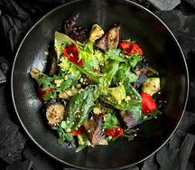 Салат с брискетом и печеным перцем