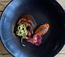 Выдержанная говядина в имбирном соусе с перцем и пюре из копченой моркови