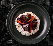 Говяжье сердце с обожженной свеклой и вялеными томатами