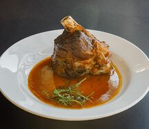 Томленая голень ягненка в соусе bbq