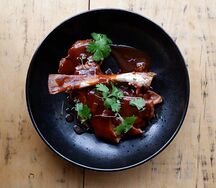 Томленая баранья лопатка в соусе bbq