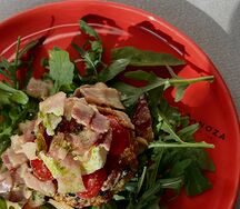 Картофельный хашбраун с яйцом пашот и копченой грудинкой