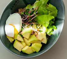 Гречневая каша с авокадо и яйцом пашот