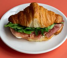 Круассан с пармой