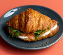 Круассан с лососем