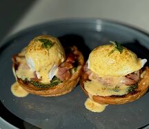 Яйца пашот с беконом