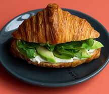 Круассан с авокадо