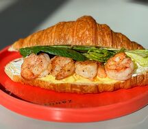 Круассан с креветкой