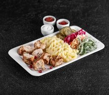 Шашлык из курицы с гарниром, салатом и соусами