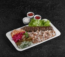 Люля-кебаб из баранины с гарниром, салатом и соусами
