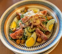 Салат с копченой курицнй