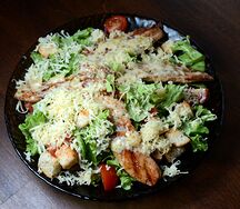 Салат Цезарь с курицей