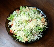 Салат Цезарь с королевскими креветками