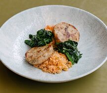 Котлеты из лосося и судака с кускусом и копченым томатом