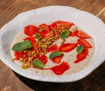 Каша из амарантовой крупы с двумя текстурами клубники и карамелизированной фисташкой